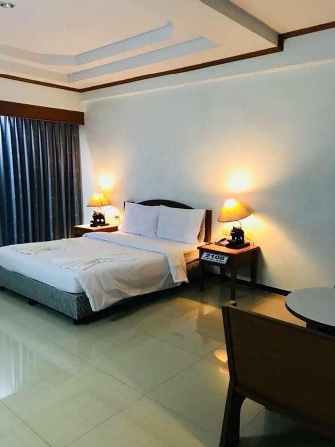 Vatchara Northgate Hotel 나콘사완 외부 사진
