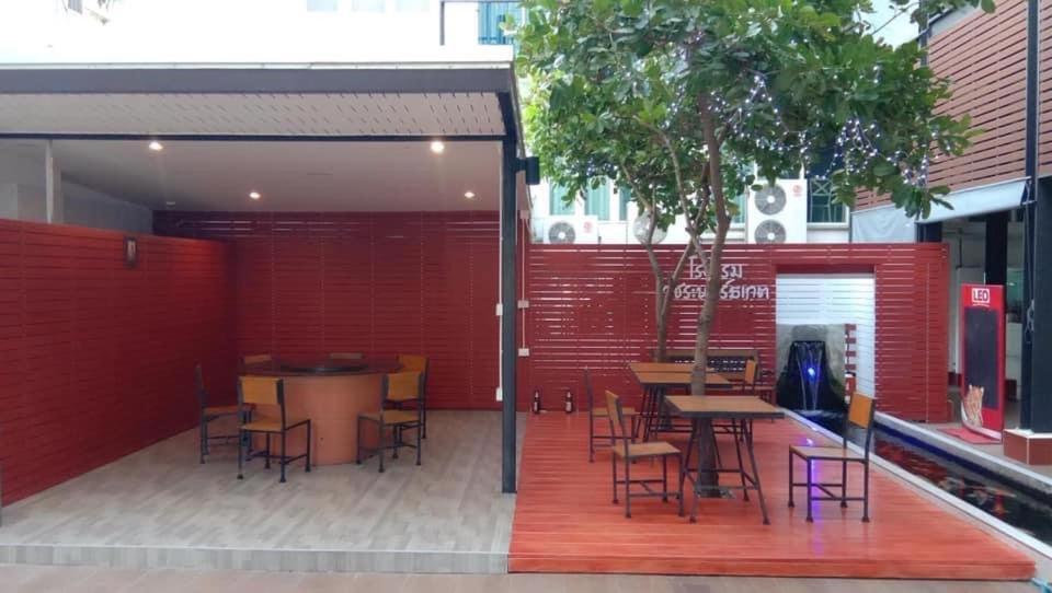 Vatchara Northgate Hotel 나콘사완 외부 사진