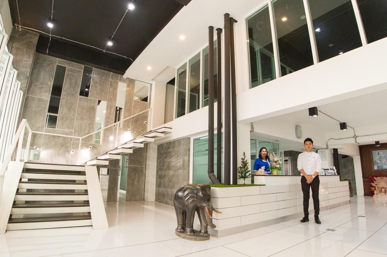 Vatchara Northgate Hotel 나콘사완 외부 사진
